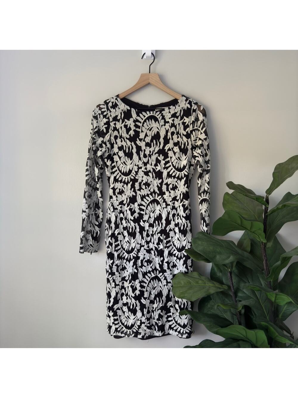 Alice + Olive Mesh Lace Embroidered Long Sleeve Dress Cutout Back Cut Out Zip 10